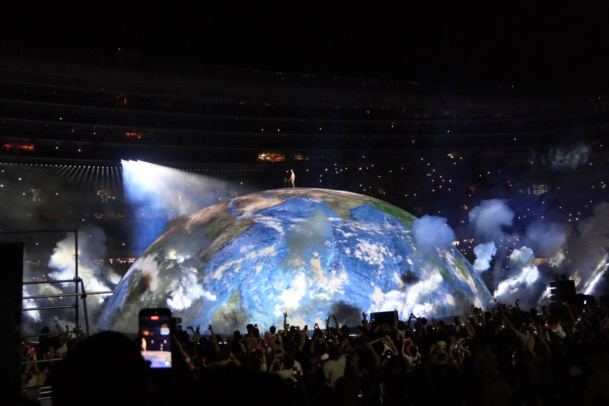 The illuminated Chicago dome surrounded by the crowd